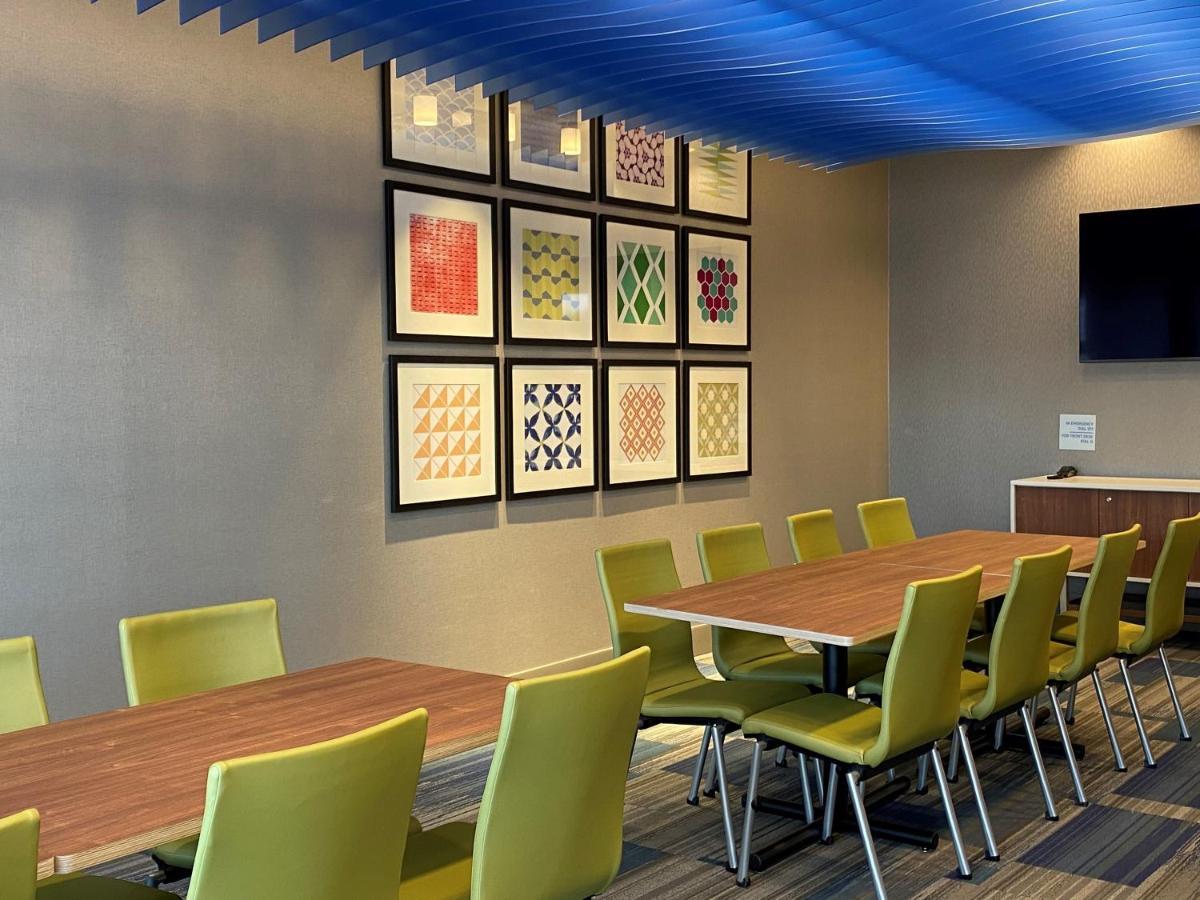 Holiday Inn Express & Suites - Aurora By Ihg Exterior foto